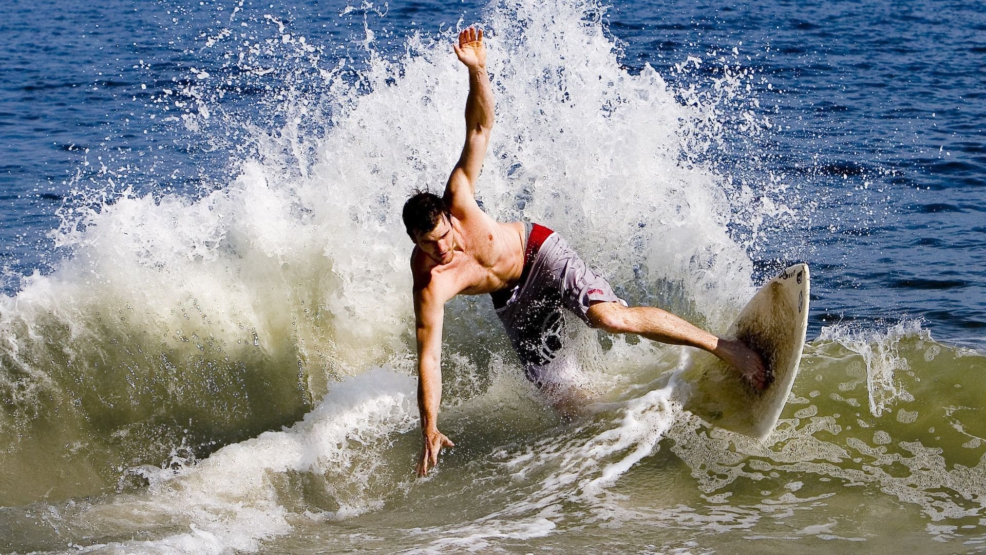 世界聋人游泳锦标赛 选手凭泳姿与节奏自我把控速度